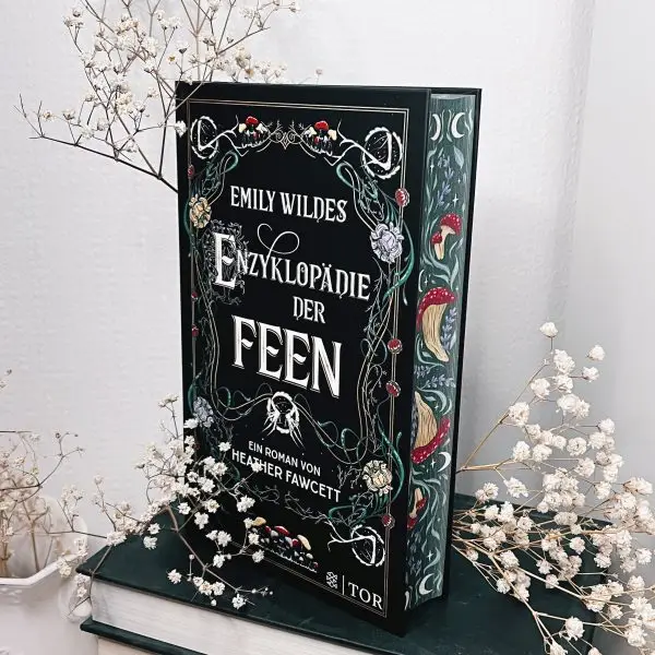"Emily Wildes Enzyklopädie der Feen" - Band 1 der fantastischen Emily Wilde-Reihe von Heather Fawcett mit exklusivem Farbschnitt von pixie_cold. 🧚‍♀️