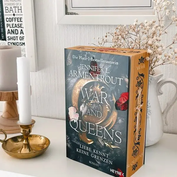 "War And Queens - Liebe kennt keine Grenzen" von Jennifer L. Armentrout mit Farbschnitt und Charakterkarte - Band 4 der Fantasy-Reihe.