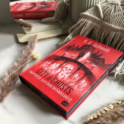 "City of Ghosts - Der Bote aus der Dunkelheit" - Band 3 der „City of Ghosts“ – Reihe von V. E. Schwab mit exklusiver Gestaltung und Farbschnitt. 🧧