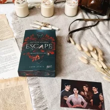 Die signierte "Escape: Brenne zwischen uns" (Southside Academy 1)-Ausgabe von Lara Späth mit exklusivem Farbschnitt und Illustration von Giessel Design. 🔥