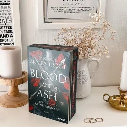 "Blood and Ash - Liebe kennt keine Grenzen" von Jennifer L. Armentrout mit Farbschnitt und Charakterkarte - Band 1 der Fantasy-Reihe. 🩸