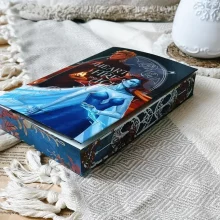 Der fantastische Roman "A Heart of Fire And Ice" von Laura Nick mit künstlerischer Gestaltung von Vinc Ry - Eine Insel voller Magie. 🏝️