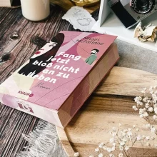 Der humorvolle Liebesroman "Fang jetzt bloß nicht an zu lieben" der britischen Autorin Mhairi McFarlane, die mit Mann und Katze in Nottingham lebt. 📸