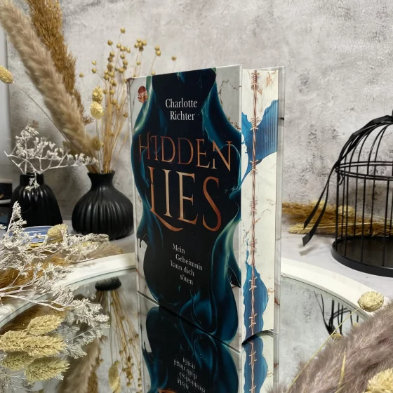 "Hidden Lies. Mein Geheimnis kann dich töten" von Charlotte Richter: Eine fantastische Dystopie, in der die Welt in zwei unversöhnliche Lager geteilt ist 💉