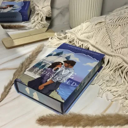 "Love Redesigned – Lakefront Billionaires" von Lauren Asher als Hardcover Sonderausgabe. Wenn Kindheitsrivalen zusammenarbeiten müssen, sprühen Funken! 💵