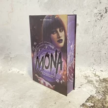 „Mona - Und täglich grüßt der Erzdämon“ von I. B. Zimmermann - für alle Fans von Fantasy Büchern mit einer ordentlichen Portion Humor. 🧛‍♀️