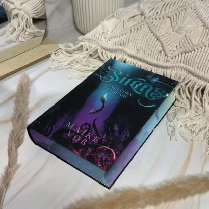 "Sirens – Das Glühen der Magie" - Band 1 der fantastischen Sirens-Reihe von Maike Voß als exklusive Hardcover Ausgabe mit Farbschnitt. 🧜