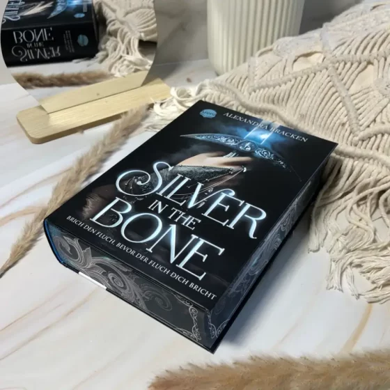 "Silver in the Bone" - Brich den Fluch, bevor der Fluch dich bricht - Band 1 der "Die Hollower-Saga" von Alexandra Bracken.🦿