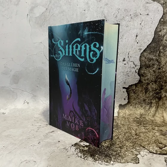 "Sirens – Das Glühen der Magie" - Band 1 der fantastischen Sirens-Reihe von Maike Voß als exklusive Hardcover Ausgabe mit Farbschnitt. 🧜
