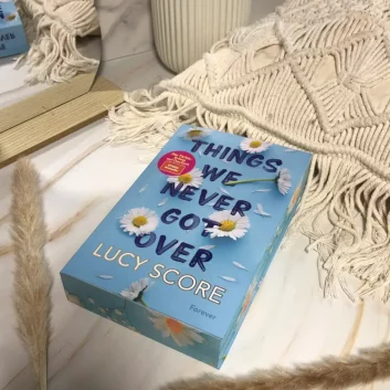 "Things We Never Got Over" - Band 1 der romantisch-fantastischen „Knockemout“ – Reihe von der amerikanischen Autorin Lucy Score. 👊