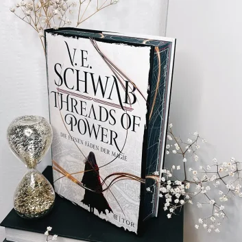 Der Beginn einer neuen Fantasy-Trilogie : "Threads of Power" - Sonderausgabe der Bestsellerautorin V. E. Schwab mit exklusivem Farbschnitt.