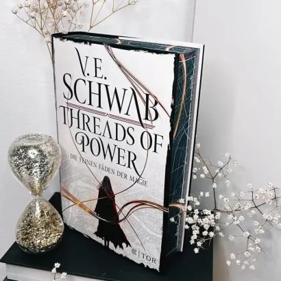 Der Beginn einer neuen Fantasy-Trilogie : "Threads of Power" - Sonderausgabe der Bestsellerautorin V. E. Schwab mit exklusivem Farbschnitt. 🪡