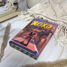 "XOXO - Der Rhythmus unseres Lebens", ein Liebesroman der gefeierten Autorin Axie Oh, mit exklusivem Farbschnitt von rosiesfables. 🪘